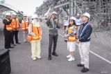 Wakil Ketua Komisi VII DPR RI Evita Nursanty (kedua kanan) bersama Anggota Komisi VII DPR RI Novita Hardini (keempat kiri) dan Wakil Presiden Direktur PT Freeport Indonesia (PTFI) Jenpino Ngabdi (kanan) mendengarkan penjelasan dari VP Government Relation & Smelter Technical support PTFI Harry Pancasakti (ketiga kanan) saat kunjungan kerja di Smelter PTFI, Kawasan Ekonomi Khusus (KEK) Gresik, Jawa Timur, Kamis (6/2/2025). Pada kunjungannya, Komisi VII DPR RI mengimbau industri domestik bisa menyerap katoda tembaga hasil produksi Smelter PTFI. ANTARA Jatim/Rizal Hanafi/mas.