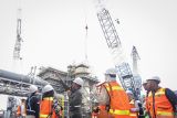 VP Government Relation & Smelter Technical support PT Freeport Indonesia (PTFI) Harry Pancasakti (tengah) menjelaskan lokasi fasilitas gas cleaning plant dan sulfuric acid plant kepada Komisi VII DPR RI saat kunjungan kerja di Smelter PTFI, Kawasan Ekonomi Khusus (KEK) Gresik, Jawa Timur, Kamis (6/2/2025). Pada kunjungannya, Komisi VII DPR RI mengimbau industri domestik bisa menyerap katoda tembaga hasil produksi Smelter PTFI. ANTARA Jatim/Rizal Hanafi/mas.