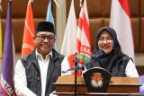 Bupati dan Wakil Bupati Banyuwangi terpilih Ipuk Fiestiandani (kanan) dan Mujiono (kiri) menyampaikan pidatonya saat Rapat Pleno Terbuka Penetapan Bupati dan Wakil Bupati di Banyuwangi, Jawa Timur, Jumat (7/2/2025). KPU Banyuwangi menetapkan pasangan Ipuk Fiestiandani-Mujiono sebagai Bupati dan Wakil Bupati Banyuwangi terpilih dengan perolehan suara 404.366 suara atau 52,11 persen dari total suara sah. ANTARA Jatim/Budi Candra Setya/mas.