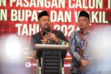 Bupati dan Wakil Bupati Gresik terpilih Fandi Akhmad Yani (kiri) dan Asluchul Alif (kanan) menyampaikan pidatonya saat Rapat Pleno Terbuka Penetapan Bupati dan Wakil Bupati Gresik di Gresik, Jawa Timur, Kamis (6/2/2025). KPU Gresik menetapkan Fandi Akhmad Yani dan Asluchul Alif sebagai Bupati dan Wakil Bupati terpilih periode 2025-2030 dengan perolehan 366.944 suara atau 59,72 persen dari total suara sah pascaputusan Mahkamah Konstitusi terkait sengketa Pilkada 2024. ANTARA Jatim/Rizal Hanafi/mas.