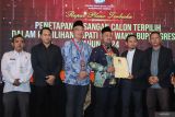 Ketua KPU Gresik Akhmad Taufik (kedua kanan) menyerahkan surat keputusan ke pasangan Bupati dan Wakil Bupati Gresik terpilih Fandi Akhmad Yani (ketiga kanan) dan Asluchul Alif (ketiga kiri) saat Rapat Pleno Terbuka Penetapan Bupati dan Wakil Bupati Gresik di Gresik, Jawa Timur, Kamis (6/2/2025). KPU Gresik menetapkan Fandi Akhmad Yani dan Asluchul Alif sebagai Bupati dan Wakil Bupati terpilih periode 2025-2030 dengan perolehan 366.944 suara atau 59,72 persen dari total suara sah pascaputusan Mahkamah Konstitusi terkait sengketa Pilkada 2024. ANTARA Jatim/Rizal Hanafi/mas.