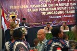 Gatut Sunu Wibowo (kiri) menyampaikan pidato kemenangan usai ditetapkan sebagai calon bupati terpilih di rapat pleno penetapan pasangan calon bupati dan wakil bupati terpilih dalam kontestasi Pilkada Tulungagung 2024 di Tulungagung, Jawa Timur, Kamis (6/2/2025). Dalam sidang pleno itu, pasangan Gatut Sunu Wibowo-Burhanudin yang diusung koaisi Partai Gerindra, Golkar dan PKS ditetapkan sebagai pemenang Pilkada Tulungagung 2024 dengan perolehan suara 297.288 suara atau 50,72 persen dari total suara sah. ANTARA Jatim/Destyan Sujarwoko/mas.