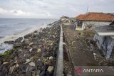 Suasana tanggul laut yang rusak di Eretan Kulon, Indramayu, Jawa Barat, Jumat (7/2/2025). Pemerintah berencana membangun tanggul laut atau giant sea wall sepanjang 700 kilometer dari Provinsi Banten hingga Jawa Timur yang masuk dalam daftar Proyek Strategis Nasional (PSN) tahun 2025 sebagai upaya mewujudkan ketahanan energi dan pangan khususya di wilayah pantai utara Jawa. ANTARA FOTO/Dedhez Anggara/agr
