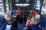 Sejumlah penumpang duduk di dalam bus Balikpapan City Trans di Balikpapan, Kalimantan Timur, Sabtu (8/2/2025). Pemerintah Kota Balikpapan masih menunggu keputusan dari Kementerian Perhubungan terkait pemberlakuan tarif resmi untuk Balikpapan City Trans (BCT), sehingga layanan BCT dipastikan masih gratis bagi masyarakat pada bulan Februari 2025. Antara Kaltim/Aditya Nugroho/mrh