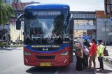 Sejumlah penumpang antre menaiki bus Balikpapan City Trans di Balikpapan, Kalimantan Timur, Sabtu (8/2/2025). Pemerintah Kota Balikpapan masih menunggu keputusan dari Kementerian Perhubungan terkait pemberlakuan tarif resmi untuk Balikpapan City Trans (BCT), sehingga layanan BCT dipastikan masih gratis bagi masyarakat pada bulan Februari 2025. Antara Kaltim/Aditya Nugroho/mrh