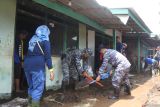 Personel TNI AL, BPBD dan Tagana membersihkan lumpur pascabanjir di Desa Rajekwesi, Kendit, Situbondo, Jawa Timur,  Jumat (7/2/2025). Sebanyak 92 kepala keluarga atau 217 jiwa warga Dusun Krajan Barat dan Krajan Timur, Desa Rajekwesi kembali beraktivitas setelah terisolir akibat jembatan satu-satunya yang menjadi akses warga setempat putus diterjang banjir pada Senin (3/2). Antara Jatim/Seno/mas.