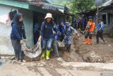 Personel TNI AL, BPBD dan Tagana membersihkan lumpur pascabanjir di Desa Rajekwesi, Kendit, Situbondo, Jawa Timur,  Jumat (7/2/2025). Sebanyak 92 kepala keluarga atau 217 jiwa warga Dusun Krajan Barat dan Krajan Timur, Desa Rajekwesi kembali beraktivitas setelah terisolir akibat jembatan satu-satunya yang menjadi akses warga setempat putus diterjang banjir pada Senin (3/2). Antara Jatim/Seno/mas.