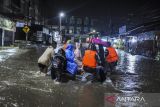 Petugas BPBD dan relawan melakukan evakuasi warga yang terdampak banjir di Pasar Induk Rau, Kota Serang, Banten, Sabtu (8/2/2025). Banjir yang merendam jalan raya hingga kawasan pemukiman dengan ketinggian air mencapai 40 sentimeter hingga 120 sentimeter tersebut terjadi akibat tingginya intensitas curah hujan disertai buruknya saluran drainase. ANTARA FOTO/Muhammad Bagus Khoirunas/gp