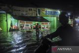 Warga berjalan menerobos banjir di Cimanggung, Kota Serang, Banten, Jumat (7/2/2025). Banjir yang merendam jalan raya hingga kawasan pemukiman dengan ketinggian air mencapai 40 sentimeter hingga 120 sentimeter tersebut terjadi akibat tingginya intensitas curah hujan disertai buruknya saluran drainase. ANTARA FOTO/Muhammad Bagus Khoirunas/gp
