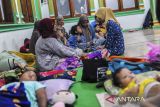 Sejumlah warga beristirahat usai di pengungsian sementara di Masjid Ash-Shomad Cimanggung, Kota Serang, Banten, Sabtu (8/2/2025). Sebanyak 150 KK dari Lingkungan Cimanggung tersebut terpaksa mengungsi di dataran yang tinggi akibat banjir yang merendam rumah hingga ketinggian 120 sentimeter, dan hingga kini mereka membutuhkan bantuan logistik seperti makanan, susu, obat, dan selimut. ANTARA FOTO/Muhammad Bagus Khoirunas/gp