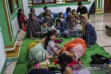 Sejumlah warga beristirahat usai di pengungsian sementara di Masjid Ash-Shomad Cimanggung, Kota Serang, Banten, Sabtu (8/2/2025). Sebanyak 150 KK dari Lingkungan Cimanggung tersebut terpaksa mengungsi di dataran yang tinggi akibat banjir yang merendam rumah hingga ketinggian 120 sentimeter, dan hingga kini mereka membutuhkan bantuan logistik seperti makanan, susu, obat, dan selimut. ANTARA FOTO/Muhammad Bagus Khoirunas/gp