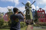 Pengunjung berfoto di taman wisata Mahoni Bangun Sentosa (MBS), Kota Serang, Banten, Sabtu (8/2/2025). Berdasarkan data Badan Pusat Statistik (BPS) jumlah perjalanan wisatawan nusantara tujuan Banten pada tahun 2024 mencapai 48,26 juta perjalanan atau meningkat 8,69 persen dibandingkan tahun 2023, sementara kunjungan wisatawan mancanegara mencapai 2,52 juta kunjungan atau meningkat 29,25 persen dibandingkan tahun sebelumnya. ANTARA FOTO/Angga Budhiyanto/gp