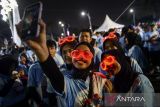 Sejumlah peserta berswafoto sebelum mengikuti Tangerang Color Run Night 2025 di Pusat Pemerintahan Kota Tangerang, Banten, Sabtu (8/2/2025). Pemerintah Kota Tangerang menyelenggarakan Tangerang Color Run Night 2025 dengan jarak tempuh lima kilometer yang diikuti ratusan peserta dalam rangka menyambut HUT ke-32 Kota Tangerang. ANTARA FOTO/Putra M. Akbar/gp