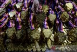 Petugas menyiapkan medali untuk peserta Tangerang Color Run Night 2025 di Pusat Pemerintahan Kota Tangerang, Banten, Sabtu (8/2/2025). Pemerintah Kota Tangerang menyelenggarakan Tangerang Color Run Night 2025 dengan jarak tempuh lima kilometer yang diikuti ratusan peserta dalam rangka menyambut HUT ke-32 Kota Tangerang. ANTARA FOTO/Putra M. Akbar/gp