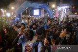 Sejumlah peserta berlari saat mengikuti Tangerang Color Run Night 2025 di Pusat Pemerintahan Kota Tangerang, Banten, Sabtu (8/2/2025). Pemerintah Kota Tangerang menyelenggarakan Tangerang Color Run Night 2025 dengan jarak tempuh lima kilometer yang diikuti ratusan peserta dalam rangka menyambut HUT ke-32 Kota Tangerang. ANTARA FOTO/Putra M. Akbar/gp