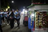 Sejumlah peserta berlari saat mengikuti Tangerang Color Run Night 2025 di Pusat Pemerintahan Kota Tangerang, Banten, Sabtu (8/2/2025). Pemerintah Kota Tangerang menyelenggarakan Tangerang Color Run Night 2025 dengan jarak tempuh lima kilometer yang diikuti ratusan peserta dalam rangka menyambut HUT ke-32 Kota Tangerang. ANTARA FOTO/Putra M. Akbar/gp