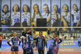 Pevoli putri Jakarta Livin Mandiri berselebrasi usai mengalahkan tim Yogya Falcons pada pertandingan PLN Mobile Proliga 2025 putaran kedua pekan kelima di GOR Indoor Jalak Harupat, Kabupaten Bandung, Jawa Barat, Sabtu (8/2/2025). Jakarta Livin Mandiri menang dengan skor 3-0 (25-23, 25-8, 25-20). ANTARA FOTO/Raisan Al Farisi/agr