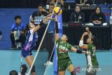 Pevoli putri Jakarta Livin Mandiri Kadek Diva Yanti (kiri) menahan bola dari pevoli putri Yogya Falcons Naysilla Kirana (kedua kanan) pada pertandingan PLN Mobile Proliga 2025 putaran kedua pekan kelima di Gor Indoor Jalak Harupat, Kabupaten Bandung, Jawa Barat, Sabtu (8/2/2025). Jakarta Livin Mandiri menang dengan skor 3-0 (25-23, 25-8, 25-20). ANTARA FOTO/Raisan Al Farisi/agr