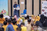 Fasilitator dari tim Jemari mendongeng di hadapan anak-anak saat peringatan Hari Membaca Nyaring Sedunia di Kota Cimahi, Jawa Barat, Sabtu (8/2/2025). Peringatan Hari Membaca Nyaring Sedunia atau World Read Aloud Day tersebut diisi dengan kegiatan bermain bersama (playdate), mendongeng serta seminar untuk meningkatkan kemampuan literasi anak, meningkatkan motivasi membaca dan mempererat hubungan emosional antara orang tua dan anak. ANTARA FOTO/Abdan Syakura/agr