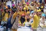 Anak-anak bermain bersama (playdate) saat peringatan Hari Membaca Nyaring Sedunia di Kota Cimahi, Jawa Barat, Sabtu (8/2/2025). Peringatan Hari Membaca Nyaring Sedunia atau World Read Aloud Day tersebut diisi dengan kegiatan bermain bersama (playdate), mendongeng serta seminar untuk meningkatkan kemampuan literasi anak, meningkatkan motivasi membaca dan mempererat hubungan emosional antara orang tua dan anak. ANTARA FOTO/Abdan Syakura/agr