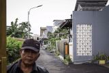 Petugas keamanan berjaga di Cluster Setia Mekar Residence 2 yang lahannya bersengketa di Tambun Selatan, Kabupaten Bekasi, Jawa Barat, Jumat (7/2/2025). Menteri Agraria dan Tata Ruang (ATR)/Kepala Badan Pertanahan Nasional (BPN) Nusron Wahid meninjau sejumlah titik di kawasan tersebut yang lahannya disengketakan karena polemik jual-beli dari pemilik induk lahan. ANTARA FOTO/Dhemas Reviyanto/Spt.