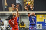 Pevoli putri Bandung BJB Tandamata Myrasuci Indriani (kanan) dan Cindy Tiara Berlian (kedua kiri) menahan smes dari pevoli putri Yogya Falcons Vera Mayola (kiri) saat pertandingan PLN Mobile Proliga 2025 putaran kedua pekan kelima di Gor Indoor Jalak Harupat, Kabupaten Bandung, Jawa Barat, Minggu (9/2/2025). Pertandingan tersebut dimenangkan oleh Bandung BJB Tandamata dengan skor 3-1 (25-10, 23-25, 25-18, dan 25-9). ANTARA FOTO/Raisan Al Farisi/agr
