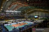 Suasana pertandingan antara pevoli putri Bandung BJB Tandamata melawan pevoli putri Yogya Falcons saat pertandingan PLN Mobile Proliga 2025 putaran kedua pekan kelima di Gor Indoor Jalak Harupat, Kabupaten Bandung, Jawa Barat, Minggu (9/2/2025). Pertandingan tersebut dimenangkan oleh Bandung BJB Tandamata dengan skor 3-1 (25-10, 23-25, 25-18, dan 25-9). ANTARA FOTO/Raisan Al Farisi/agr
