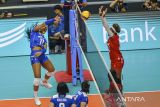 Pevoli putri Bandung BJB Tandamata Madeline Paredes (kiri) melakukan smes ke arah pevoli putri Yogya Falcons Ivy Wittingham (kanan) saat pertandingan PLN Mobile Proliga 2025 putaran kedua pekan kelima di Gor Indoor Jalak Harupat, Kabupaten Bandung, Jawa Barat, Minggu (9/2/2025). Pertandingan tersebut dimenangkan oleh Bandung BJB Tandamata dengan skor 3-1 (25-10, 23-25, 25-18, dan 25-9). ANTARA FOTO/Raisan Al Farisi/agr
