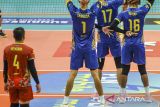 Pevoli putra Surabaya Samator Krisna (kanan) dan Ega Yuri Pradana (kedua kanan) memberikan isyarat menggunakan jari kepada rekannya saat bertanding melawan pevoli putra Jakarta Garuda Jaya saat pertandingan PLN Mobile Proliga 2025 putaran kedua pekan kelima di Gor Indoor Jalak Harupat, Kabupaten Bandung, Jawa Barat, Minggu (9/2/2025). Pertandingan tersebut dimenangkan oleh Surabaya Samator dengan skor 3-2 (25-19, 20-25, 25-14, 24-26 dan 15-12). ANTARA FOTO/Raisan Al Farisi/agr