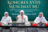 Ketua Umum PP Muslimat NU Khofifah Indar Parawansa (tengah) didampingi jajaran pengurus PP Muslimat NU menyampaikan keterangan kepada wartawan saat konferensi pers Kongres XVIII Muslimat NU di Jatim International Expo, Surabaya, Jawa Timur, Minggu (9/2/2025). Kongres XVIII Muslimat NU bertajuk Merawat Tradisi, Menguatkan Kemandirian dan Meneguhkan Peradaban tersebut akan digelar pada 10-16 Februari 2025 di Surabaya yang akan dihadiri Presiden Prabowo Subianto dan Wapres Gibran Rakabuming Raka. ANTARA Jatim/Rizal Hanafi/mas.