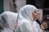 Ketua Umum PP Muslimat NU Khofifah Indar Parawansa (tengah) didampingi jajaran pengurus PP Muslimat NU menyampaikan keterangan kepada wartawan saat konferensi pers Kongres XVIII Muslimat NU di Jatim International Expo, Surabaya, Jawa Timur, Minggu (9/2/2025). Kongres XVIII Muslimat NU bertajuk Merawat Tradisi, Menguatkan Kemandirian dan Meneguhkan Peradaban tersebut akan digelar pada 10-16 Februari 2025 di Surabaya yang akan dihadiri Presiden Prabowo Subianto dan Wapres Gibran Rakabuming Raka. ANTARA Jatim/Rizal Hanafi/mas.
