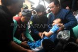Menteri Sosial (Mensos) Saifullah Yusuf (kedua kiri) didampingi anggota DPD Alfiansyah Bustami atau Komeng (kiri) membantu seorang anak penyandang disabilitas naik ke kursi roda saat penyerahan bantuan dan kerja bakti di Kampung Sirnaraga, Desa Pagelaran, Ciomas, Kabupaten Bogor, Jawa Barat, Sabtu (8/2/2025). Mensos memimpin aksi kerja bakti membersihkan saluran irigasi Sungai Cikole, Bogor untuk mendorong peran aktif masyarakat dalam menjaga lingkungan dan meningkatkan kesejahteraan sosial. ANTARA FOTO/Arif Firmansyah/rwa.