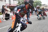 Sejumlah anak mengikuti lomba balap sepeda tanpa pedal saat uji coba Hari Bebas Kendaraan Bermotor (HBKB) di Ponorogo, Jawa Timur, Minggu (9/2/2025). Pemkab Ponorogo melakukan uji coba areal baru HBKB di Jalan HOS Cokroaminoto dan Jalan Jenderal Sudirman sepanjang sekitar 3 KM yang berlokasi di kawasan tengah kota guna memfasilitasi warga untuk berolahraga dan menikmati suasana pagi tanpa kendaraan bermotor. Antara Jatim/Siswowidodo/mas.