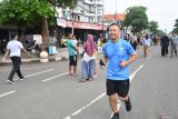 Warga melakukan senam bersama saat uji coba Hari Bebas Kendaraan Bermotor (HBKB) di Ponorogo, Jawa Timur, Minggu (9/2/2025). Pemkab Ponorogo melakukan uji coba areal baru HBKB di Jalan HOS Cokroaminoto dan Jalan Jenderal Sudirman sepanjang sekitar 3 KM yang berlokasi di kawasan tengah kota guna memfasilitasi warga untuk berolahraga dan menikmati suasana pagi tanpa kendaraan bermotor. Antara Jatim/Siswowidodo/mas.