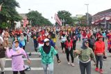 Sejumlah warga melakukan senam bersama saat uji coba Hari Bebas Kendaraan Bermotor (HBKB) di Ponorogo, Jawa Timur, Minggu (9/2/2025). Pemkab Ponorogo melakukan uji coba areal baru HBKB di Jalan HOS Cokroaminoto dan Jalan Jenderal Sudirman sepanjang sekitar 3 KM yang berlokasi di kawasan tengah kota guna memfasilitasi warga untuk berolahraga dan menikmati suasana pagi tanpa kendaraan bermotor. Antara Jatim/Siswowidodo/mas.