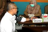 Menteri Koordinator Bidang Pangan Zulkifli Hasan (kiri) melakukan cek kesehatan saat pelaksanaan Program pemeriksaan kesehatan gratis di Puskesmas Taman, Sidoarjo, Jawa Timur, Senin (10/2/2025). Pemerintah telah meluncurkan Program Pemeriksaan Kesehatan Gratis mulai Februari 2025 yang bertujuan untuk mendeteksi dini berbagai penyakit dan meningkatkan kualitas kesehatan masyarakat dengan alokasi anggaran Rp4,7 triliun. Antara Jatim/Umarul Faruq