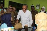 Menteri Koordinator Bidang Pangan Zulkifli Hasan (kedua kanan) berbincang dengan warga saat pelaksanaan Program pemeriksaan kesehatan gratis di Puskesmas Taman, Sidoarjo, Jawa Timur, Senin (10/2/2025). Pemerintah telah meluncurkan Program Pemeriksaan Kesehatan Gratis mulai Februari 2025 yang bertujuan untuk mendeteksi dini berbagai penyakit dan meningkatkan kualitas kesehatan masyarakat dengan alokasi anggaran Rp4,7 triliun. Antara Jatim/Umarul Faruq
