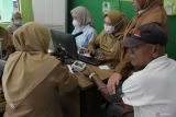 Tenaga medis melakukan pemeriksaan saat pelaksanaan Program pemeriksaan kesehatan gratis di Puskesmas Taman, Sidoarjo, Jawa Timur, Senin (10/2/2025). Pemerintah telah meluncurkan Program Pemeriksaan Kesehatan Gratis mulai Februari 2025 yang bertujuan untuk mendeteksi dini berbagai penyakit dan meningkatkan kualitas kesehatan masyarakat dengan alokasi anggaran Rp4,7 triliun. Antara Jatim/Umarul Faruq