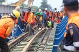 Sejumlah pekerja memasang rel saat pemasangan jembatan baru kereta api di Desa Jambean, Kabupaten Kediri, Jawa Timur, Senin (10/2/2025). Direktorat Jenderal Perkeretaapian Kementerian Perhubungan mengganti jembatan kereta api sepanjang 32 meter dengan anggaran sebesar Rp 24miliar berlokasi di petak antara Stasiun Kras dan Stasiun Ngadiluwih yang merupakan kawasan rawan banjir sebagai upaya meningkatkan kenyamanan dan keamanan perjalanan kereta api. Antara Jatim/Prasetia Fauzani/um