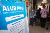 Petugas medis mengarahkan warga saat pelaksanaan program Pemeriksaan Kesehatan Gratis (PKG) di Puskesmas Menganti, Gresik, Jawa Timur, Senin (10/2/2025). Program PKG yang dimulai serentak pada 10 Februari 2025 di 10.200 Puskesmas di seluruh Indonesia tersebut bertujuan untuk meningkatkan kualitas kesehatan masyarakat Indonesia dan mengurangi beban penyakit yang bisa dicegah. Antara Jatim/Rizal Hanafi/um