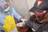 Petugas medis mengambil sampel darah pasien saat pelaksanaan program Pemeriksaan Kesehatan Gratis (PKG) di Puskesmas Menganti, Gresik, Jawa Timur, Senin (10/2/2025). Program PKG yang dimulai serentak pada 10 Februari 2025 di 10.200 Puskesmas di seluruh Indonesia tersebut bertujuan untuk meningkatkan kualitas kesehatan masyarakat Indonesia dan mengurangi beban penyakit yang bisa dicegah. Antara Jatim/Rizal Hanafi/um