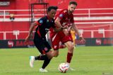 Pesepakbbola Arema FC Achmad Maulana (kiri) berebut bola dengan pesepak bola PSM Makassar Nermin Haljeta dalam laga BRI Liga 1 di Stadion Gelora Soepriadi Kota Blitar, Jawa Timur, Senin (10/2/2025). Arema FC bermain imbang melawan PSM Makassar dengan skor 1-1. ANTARA Jatim/Irfan Anshori/mas.