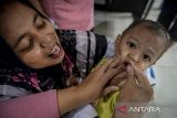 Kader Posyandu memberikan vitamin A kepada balita di Posyandu Melati V, Periuk, Kota Tangerang, Banten, Senin (10/2/2025). Pemerintah Kota Tangerang menargetkan 74.269 balita menerima suplementasi pada program Bulan Vitamin A yang berlangsung selama Februari ini sebagai upaya menjaga kesehatan indra penglihatan dan meningkatkan daya ketahanan tubuh. ANTARA FOTO/Putra M. Akbar/gp