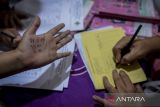 Kader Posyandu mendata balita saat pelaksanaan program Bulan Vitamin A di Posyandu Melati V, Periuk, Kota Tangerang, Banten, Senin (10/2/2025). Pemerintah Kota Tangerang menargetkan 74.269 balita menerima suplementasi pada program Bulan Vitamin A yang berlangsung selama Februari ini sebagai upaya menjaga kesehatan indra penglihatan dan meningkatkan daya ketahanan tubuh. ANTARA FOTO/Putra M. Akbar/gp