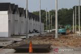 Pekerja dengan alat berat menyelesaikan pembangunan akses jalan di salah satu perumahan bersubsidi di Kota Serang, Banten, Senin (10/2/2025). Bank Tabungan Negara (BTN) berkomitmen untuk menyelesaikan persoalan sertifikat Kredit Pemilikan Rumah (KPR) bermasalah yang menyisakan sebanyak 38.144 unit per 31 Desember 2024 dengan total saldo pokok pinjaman sebesar Rp3,3 triliun secara bertahap dalam tiga tahun ke depan dan ditargetkan rampung pada 2028. ANTARA FOTO/Angga Budhiyanto/gp