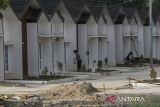 Warga menyirami halaman rumahnya di salah satu perumahan bersubsidi di Kota Serang, Banten, Senin (10/2/2025). Bank Tabungan Negara (BTN) berkomitmen untuk menyelesaikan persoalan sertifikat Kredit Pemilikan Rumah (KPR) bermasalah yang menyisakan sebanyak 38.144 unit per 31 Desember 2024 dengan total saldo pokok pinjaman sebesar Rp3,3 triliun secara bertahap dalam tiga tahun ke depan dan ditargetkan rampung pada 2028. ANTARA FOTO/Angga Budhiyanto/gp