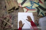 Perajin menyelesaikan pembuatan layangan di Desa Singajaya, Cihampelas, Kabupaten Bandung Barat, Jawa Barat, Senin (10/2/2025). Desa Singajaya dikenal sebagai kampung layang-layang sejak tahun 1970 karena sekitar 1.000 warganya berprofesi sebagai perajin layangan yang dalam seminggu mampu memproduksi 500 sampai 20.000 layangan yang dipasarkan ke berbagai kota seperti Bandung, Jakarta, Bekasi dan Karawang dengan harga Rp500 hingga Rp1.500 per buah tergantung ukuran dan kualitas. ANTARA FOTO/Abdan Syakura/agr