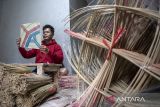 Perajin menyelesaikan pembuatan layangan di Desa Singajaya, Cihampelas, Kabupaten Bandung Barat, Jawa Barat, Senin (10/2/2025). Desa Singajaya dikenal sebagai kampung layang-layang sejak tahun 1970 karena sekitar 1.000 warganya berprofesi sebagai perajin layangan yang dalam seminggu mampu memproduksi 500 sampai 20.000 layangan yang dipasarkan ke berbagai kota seperti Bandung, Jakarta, Bekasi dan Karawang dengan harga Rp500 hingga Rp1.500 per buah tergantung ukuran dan kualitas. ANTARA FOTO/Abdan Syakura/agr