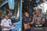 Anggota Satlantas Polres Ciamis dan Dishub Ciamis melakukan uji kelaikan bus pariwisata yang merupakan bagian dari pelaksanaan Operasi Keselamatan Lodaya 2025 di Kabupaten Ciamis, Jawa Barat, Senin (10/2/2025). Kepolisian daerah Jawa Barat melaksakan Operasi Keselamatan Lodaya 2025 selama 14 hari pada 10-23 Februari 2025 guna mewujudkan keamanan, keselamatan, ketertiban, dan kelancaran lalu lintas. ANTARA FOTO/Adeng Bustomi/agr