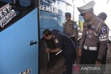 Personil Satlantas Polres Ciamis dan Dishub Ciamis melakukan uji kelaikan bus pariwisata di PO bus pariwisata, Kabupaten Ciamis, Jawa Barat, Senin (10/2/2025). Kepolisian daerah Jawa Barat melaksakan Operasi Keselamatan Lodaya 2025 selama 14 hari pada 10-23 Februari 2025 guna mewujudkan keamanan, keselamatan, ketertiban, dan kelancaran lalu lintas. ANTARA FOTO/Adeng Bustomi/agr